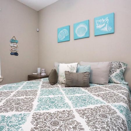 Hidden Hideaway! Bungalow 2 Blocks From The Beach! Sleeps 3 Villa Galveston Bagian luar foto