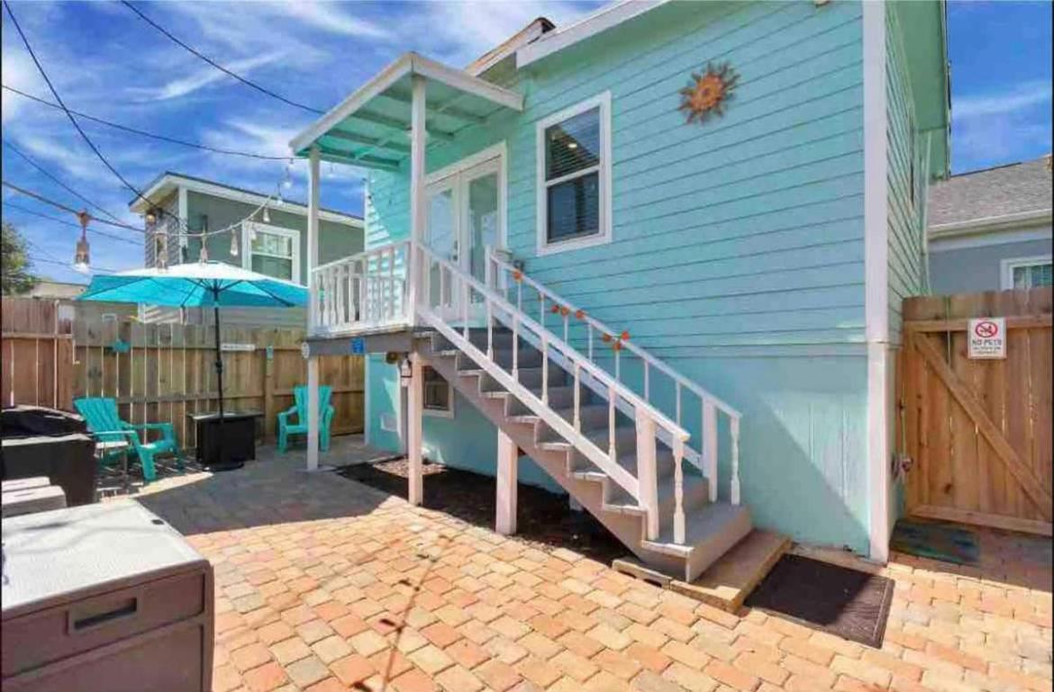 Hidden Hideaway! Bungalow 2 Blocks From The Beach! Sleeps 3 Villa Galveston Bagian luar foto