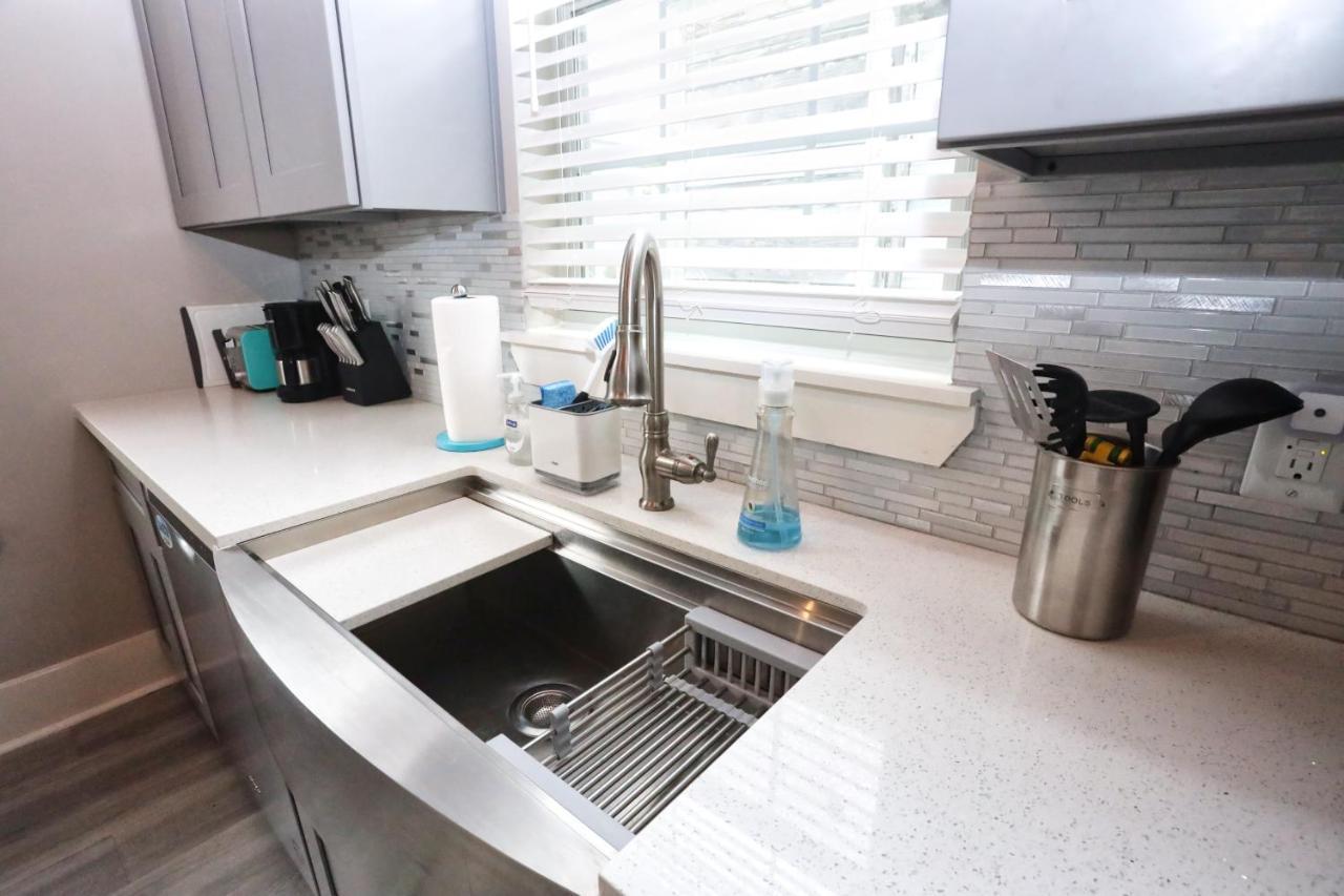 Hidden Hideaway! Bungalow 2 Blocks From The Beach! Sleeps 3 Villa Galveston Bagian luar foto
