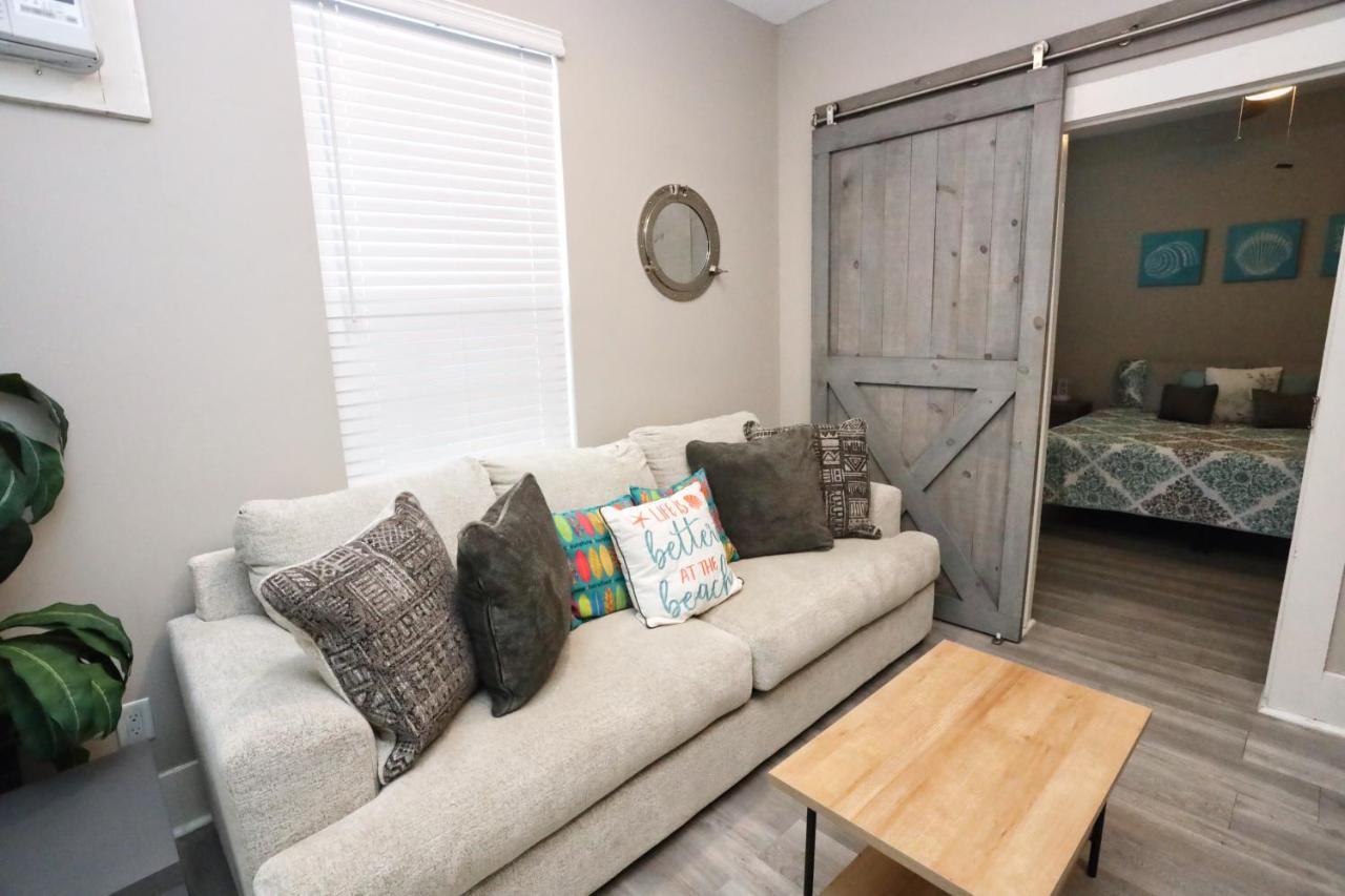 Hidden Hideaway! Bungalow 2 Blocks From The Beach! Sleeps 3 Villa Galveston Bagian luar foto