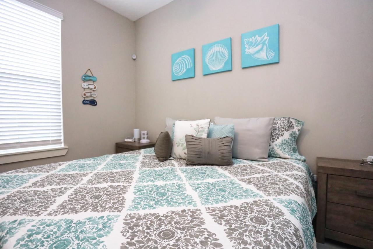 Hidden Hideaway! Bungalow 2 Blocks From The Beach! Sleeps 3 Villa Galveston Bagian luar foto