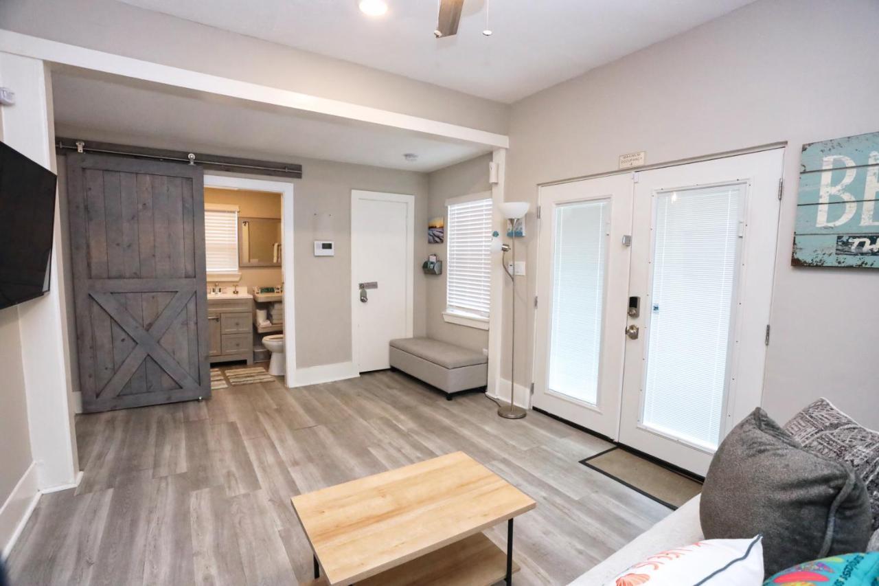 Hidden Hideaway! Bungalow 2 Blocks From The Beach! Sleeps 3 Villa Galveston Bagian luar foto