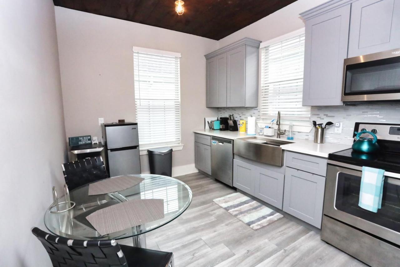 Hidden Hideaway! Bungalow 2 Blocks From The Beach! Sleeps 3 Villa Galveston Bagian luar foto