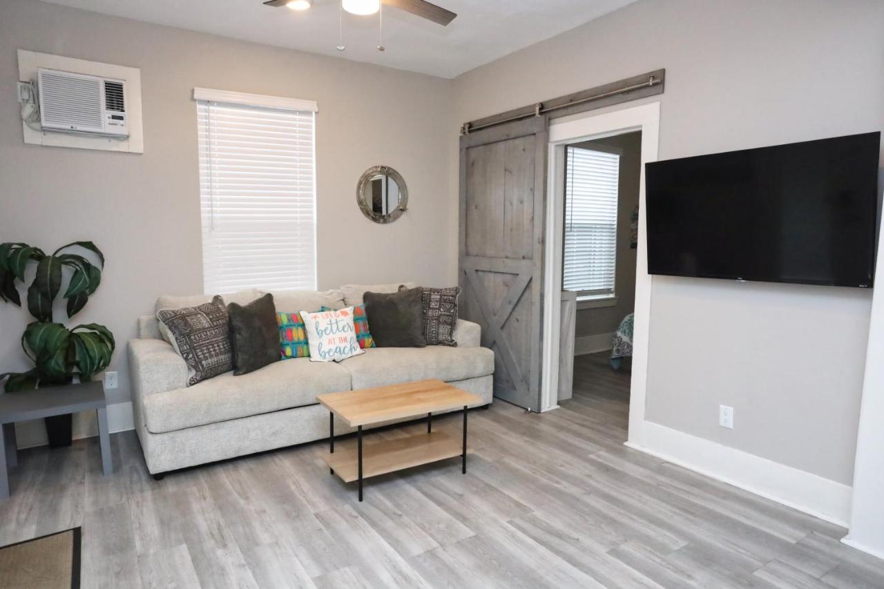 Hidden Hideaway! Bungalow 2 Blocks From The Beach! Sleeps 3 Villa Galveston Bagian luar foto
