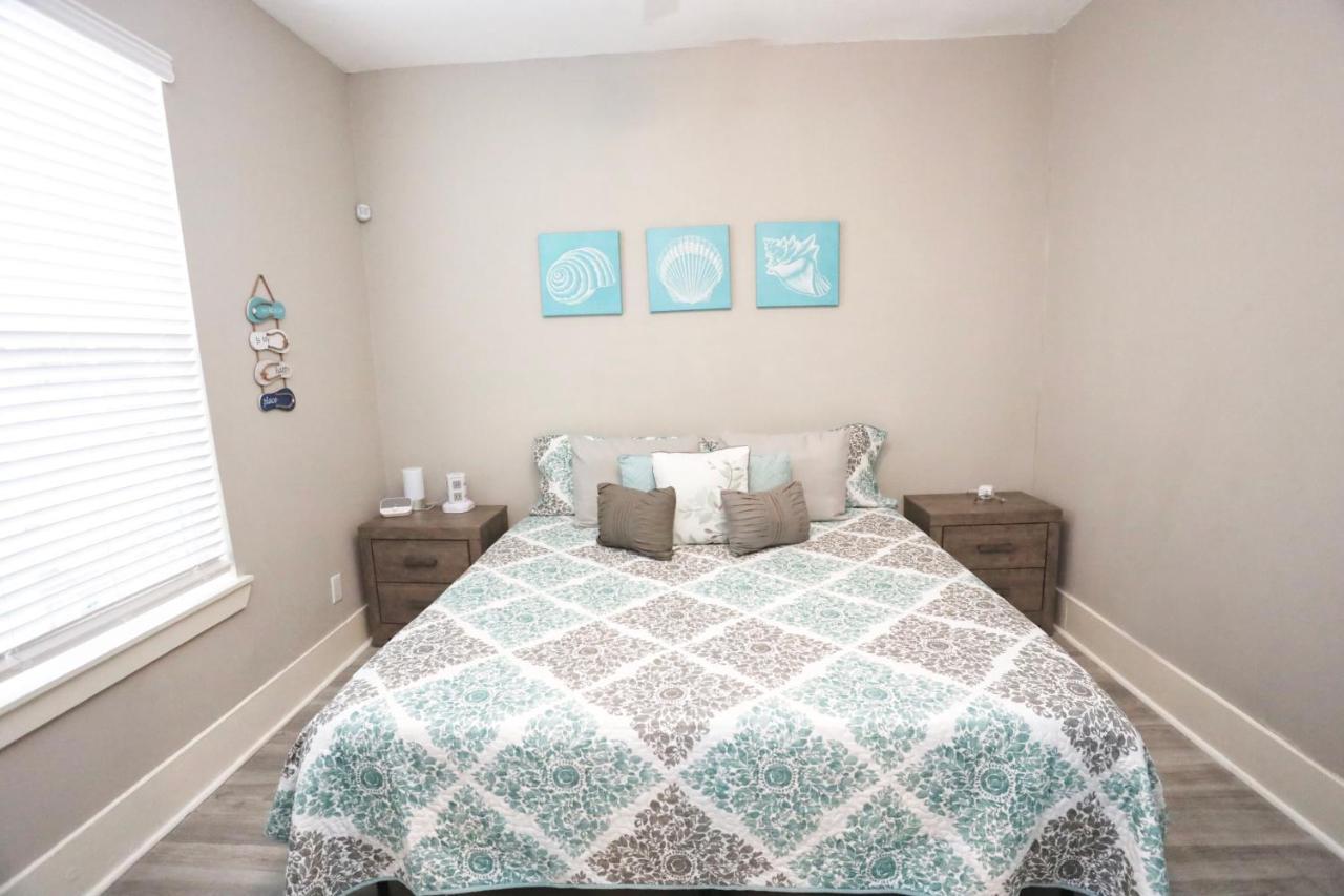 Hidden Hideaway! Bungalow 2 Blocks From The Beach! Sleeps 3 Villa Galveston Bagian luar foto