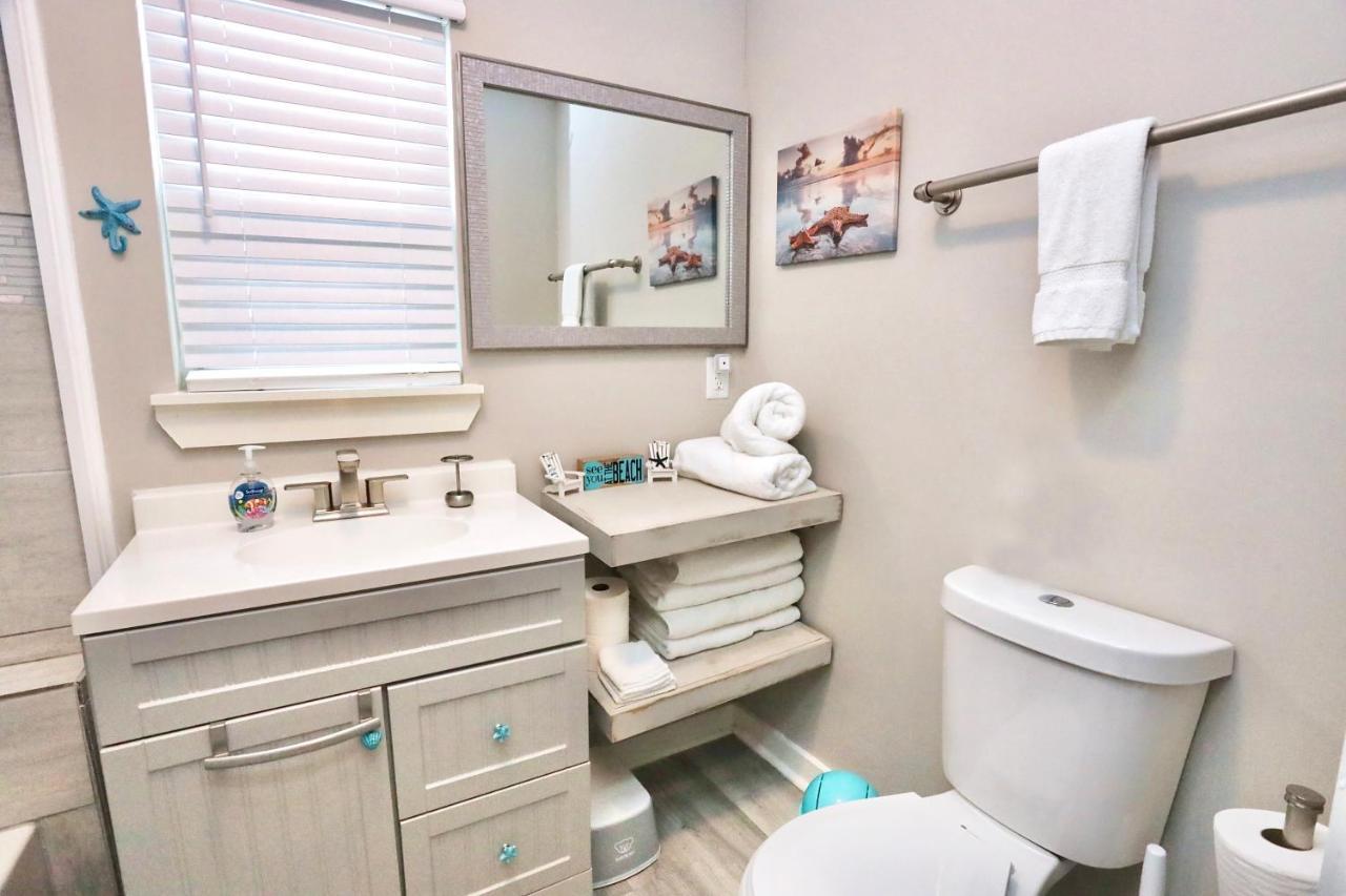 Hidden Hideaway! Bungalow 2 Blocks From The Beach! Sleeps 3 Villa Galveston Bagian luar foto