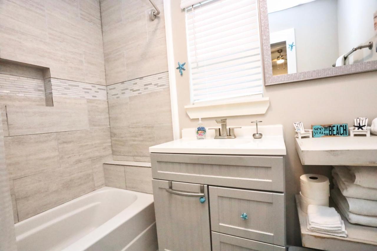 Hidden Hideaway! Bungalow 2 Blocks From The Beach! Sleeps 3 Villa Galveston Bagian luar foto